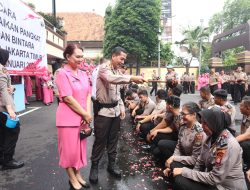 Kapolres pimpin upacara kenaikan pangkat 122 Anggota Polres Metro Jakarta Timur