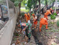 Koramil 05/Kramatjati, Makassar Karya Bakti Bersama Warga Bersihkan Saluran Air