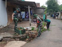 Antisipasi Timbulnya Wabah Penyakit Demam Berdarah Dan Banjir, Babinsa Koramil 05/Bantargebang Laksanakan Karya Bakti Bersihkan Lingkungan Bersama Warga