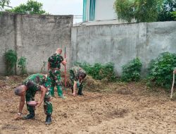 Bantu Program Ketahanan Pangan, Babinsa Koramil 03/Teluk Pucung Bantu Petani Siapkan Lahan Urban Farming
