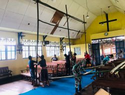 Babinsa Koramil Astj Bersama Warga Renovasi Gereja Sion Kampung Ats