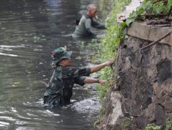 Hujan Gerimis Tak Menghalangi Prajurit Koramil 01/Kranji Untuk Melaksanakan Karya Bakti TNI Bersihkan Kali Perumnas Dan Penanaman Pohon Produktif
