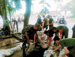 Babinsa Koramil 06/Cakung, Karya Bakti Bersihkan Drainase Bersama Dinas SDA dan Masyarakat