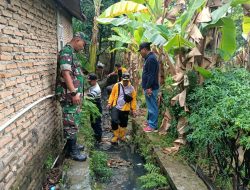 Babinsa Koramil 03/Senen Melaksanakan Kerja Bakti Bersama Anggota PPSU