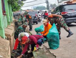 Cegah penyebaran Wabah Penyakit Dan Banjir, Koramil 02/Pondok Gede Gelar Karya Bakti TNI Bersama Masyarakat Bersihkan Pasar
