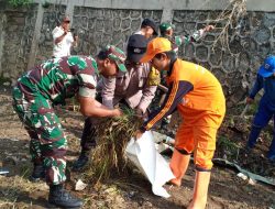Babinsa Koramil 04/Gambir Dan Anggota PPSU Melaksanakan Kerja Bakti Bersama