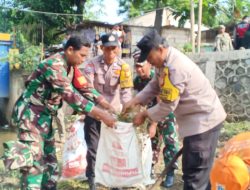 Kerja Bakti Koramil Cipayung Bersama Warga Bersihkan Tumpukan Sampah