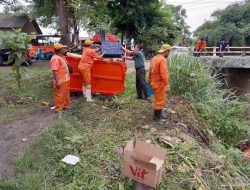 Gelar Karya Bakti Babinsa Bersama UPTD Kebersihan Tuntaskan Sampah di Kali Mundu