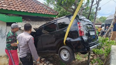 Diduga Sopir Mengantuk, Daihatsu Xenia Tabrak Mushola di Getas Playen