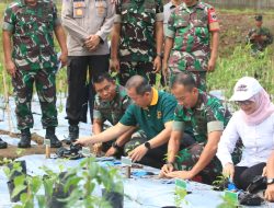 Danrem 052/Wijayakrama Dampingi Pangdam Jaya dalam kegiatan Urban farming