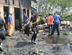 Personel Brimob Gerak Cepat Bantu Pemadaman Api Yang Melahap Rumah Warga