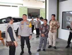 Kapolres Muara Enim Tinjau Proses Pelipatan Kertas Surat Suara Pemilu 2024 di Gudang KPU