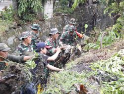 Musim Penghujan Tiba, Koramil 03/Teluk Pucung Bersama Warga Laksanakan Karya Bakti TNI Bersihkan Selokan Perumahan