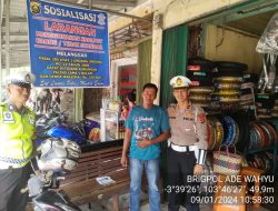 Sat Lantas Polres Muara Enim Melakukan Sosialisasi Dan Pemasangan Banner Himbauan Untuk Tidak Menggunakan Kenalpot Brong