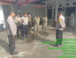 Polres Metro Bekasi Kota dipimpin AKP Valeri J Lekahena melakukan pengamanan dan pemantauan Kantor KPU