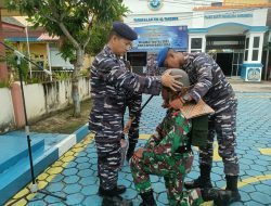 Upacara Tradisi Sambut Anggota Baru di Lanal Tarempa