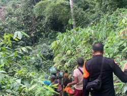 Personel Satbrimob bersama Ditpolairud Polda NTT dan Basarnas untuk memberikan bantuan penanganan bencana alam erupsi Gunung lewotobi laki-laki