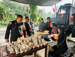 Brimob Polda NTT melalukan kegiatan berbagi kasih dengan membagikan makanan dan air layak minum