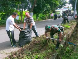 Cegah Banjir Dan Penyebaran Wabah Penyakit Di Wilayah Binaan, Koramil 02/Pondok Gede Kerya Bakti Bersihkan Saluran Air Di Sepanjang Jalan Arteri JORR Jatiwarna