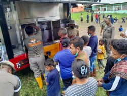 Warga Yang Terkena Dampak Erupsi Gunung Merapi Mendapatkan Bantuan Air Minum Dari Satuan Brimob Polda NTT