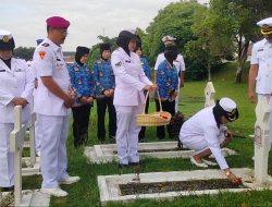 Komandan Lanal Bandung Pimpin Ziarah Makam Pahlawan Peringati Hari Dharma Samudera