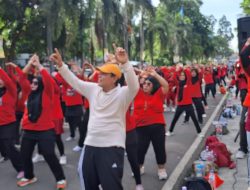 Caleg DPR RI Partai Hanura Dapil DKI Jakarta 1 DR.Chairul Umaiya.MM.Ak Ikut Senam Kreasi OTSI Bersama Warga