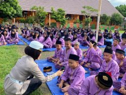 Satuan Lalu Lintas Polres Muara Enim mengedukasi dan memberikan pemahaman tentang lalu lintas kepada para pelajar