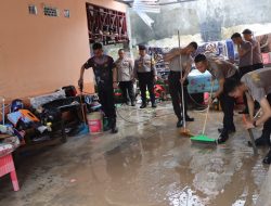 Polres Muara Enim Bantu Warga Terdampak Banjir