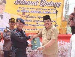 Dansat Brimob Polda Lampung Kombes Pol. Yustanto Mujiharso, S.I.K.,M.Si. menghadiri peresmian jembatan
