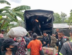 Satuan Brimob Polda NTT Bersama TNI-Polri dan BPBD  mencari dan mengevakuasi korban erupsi Gunung Marapi Lewotobi Laki-laki