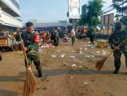 Koramil 04/Pulogadung Karya Bakti Bersihkan Sampah PD. Pasar Jaya