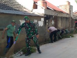 Kebersamaan Babinsa Bersama Warga Laksanakan Karya Bakti Bersihkan Jalan Lingkungan