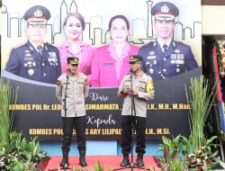 Tangis haru anggota, iringi Tradisi pedang pora penyambutan dan pelepasan Kapolres Metro Jakarta Timur