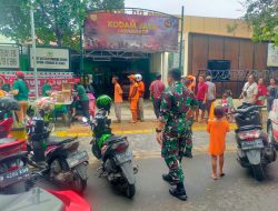 Koramil 03/Senen Bagikan Makan Siang Gratis Kepada Warga Masyarakat