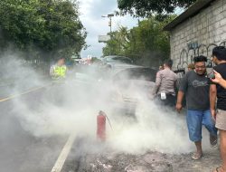 Mesin Overheat, Sebuah Mobil Jenis Livina Terbakar