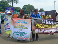 Ratusan Ayam Hidup Kembali Di Bagikan Oleh Komunitas Peternak Unggas Nasional di Patung Kuda Sebagai Bentuk Protes Ke Pemerintah