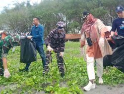 Wujudkan Pantai dan Laut Bersih, Lanal Yogyakarta Gelar Bersih-bersih Pantai Bersama Forkopimda Kulonprogo