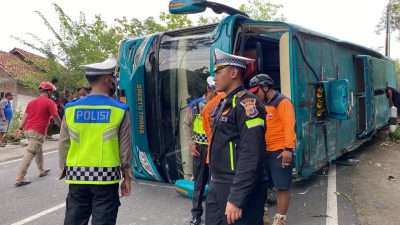 Bus Pariwisata Terguling di Bukit Bego, 2 Orang Meninggal Dunia