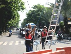Sat Lantas Polres Gresik Sigap Tangani Putusnya Kabel Listrik di Simpang 4 Kebomas