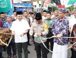 Prosesi Gunting Pita Oleh Kapolda DIY Sebagai Tanda Telah Dibuka Pasar Sore Kampung Ramadhan Jogokaryan