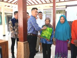 Bupati Sunaryanta Secara Simbolis Serahkan Bingkisan Lebaran Kepada Anak Yatim, Janda dan Duafa
