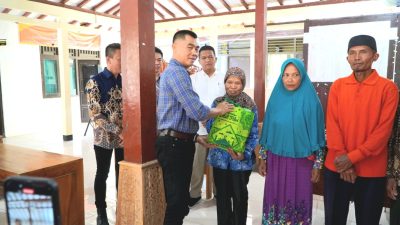 Bupati Sunaryanta Secara Simbolis Serahkan Bingkisan Lebaran Kepada Anak Yatim, Janda dan Duafa