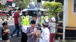 Srikandi Satlantas Polres Gresik Bagikan Makanan kepada Jamaah Setelah Sholat Jumat di Masjid