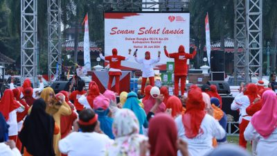 Semarakkan Hari Lanjut Usia Nasional Ke-28, Ribuan Lansia Ikut Senam Massal di Lapangan Paseban