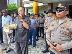 Kabag Ops Pimpin Pengamanan Aksi Penyampaian Aspirasi di Kantor DPRD Kabupaten Merauke