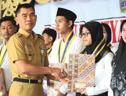 Bupati Sunaryanta Serahkan Ijazah Kelulusan Siswa Kejar Paket