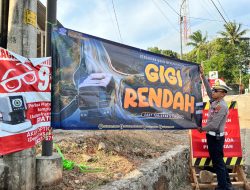 Cegah Terulangnya Kecelakaan Lalu Lintas, Polisi Pasang Banner Imbauan