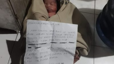 Warga Temukan Bayi Berselimut Jaket Diatasnya Terdapat Surat Wasiat