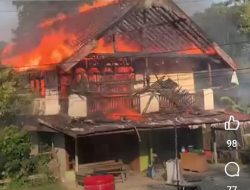 Diduga Akibat Korsleting Listrik, Dua Unit rumah Warga di Desa Bereng Berkawat Hangus di Lalap si Jago Merah