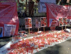 Pasca Vonis Bebas Gregorius Ronald Tannur Massa Gelar Aksi Demo dan Tabur Bunga di PN Surabaya